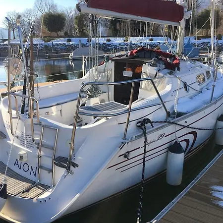Barca A Vela Sul Lago Maggiore 보트호텔 *